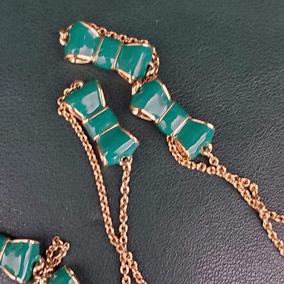 Kate Spade Take A Bow Long Necklace Gold Plate with Green Enamel Bows Signed - Picture 6 of 6